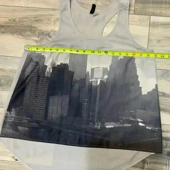 Divided City Scene Tank Women’s Size 6/medium - Picture 6 of 7
